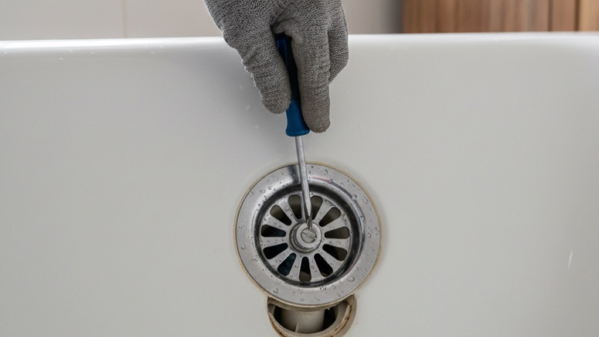 Как да сменим сифона на вана — стъпка 3: Демонтирайте стария сифон